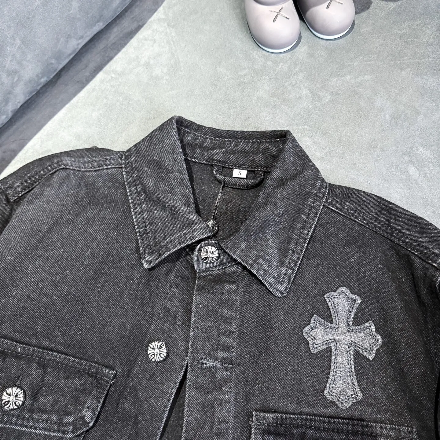 P260 CH Chromehearts 23ss denim cross patchwork leather black and white denim jacket. A super versatile denim jacket that is breathable, comfortable and elegant! The entire garment is made of super heavy-duty workmanship and is made of denim denim fabric imported from Japan. After the finished product is washed, the loss rate is extremely high! The whole body is made with old craftsmanship and the upper body is stylish! The body has multiple crosses and leather logos sewn on it! Because of the old craftsmanship, everything from gold five to three marks has been re-made with new molds, 100% restored to the original craftsmanship! All the leather characters are laser-aligned. The leather difference is definitely not the same as that of the super-fiber leather on the market. This year’s new sheep leather is used. The finished embroidery guarantees the quality of the entire product❗ It took nearly two months of back-and-forth production to get a satisfactory effect. The various cutting designs really took a lot of effort to achieve a satisfactory experience! The same style for men and women, great for couples!   Color: black with white label Size: S M L